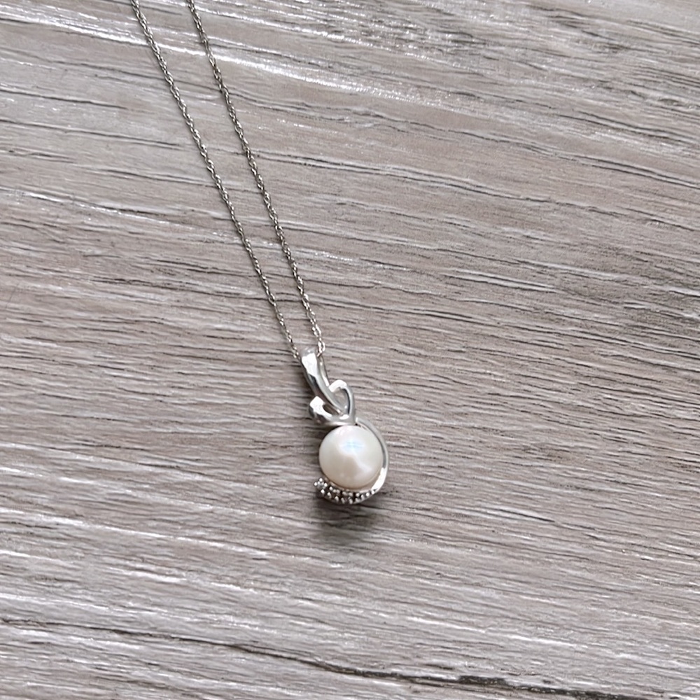 Single pearl and sterling heart necklace